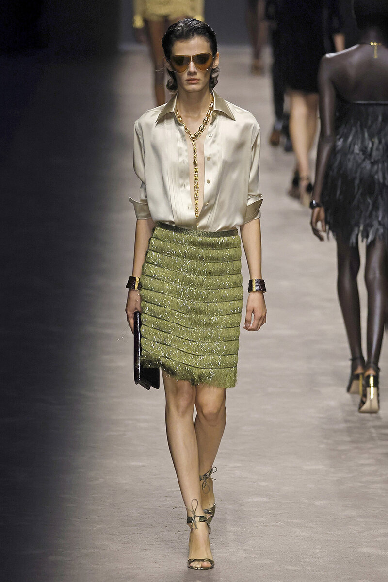 Платье с юбкой гаде. Стиль нью лук в одежде диор. Сара дональдсон стиль минимализм. Юбка фасона годе образы. Образы с длинной юбкой.