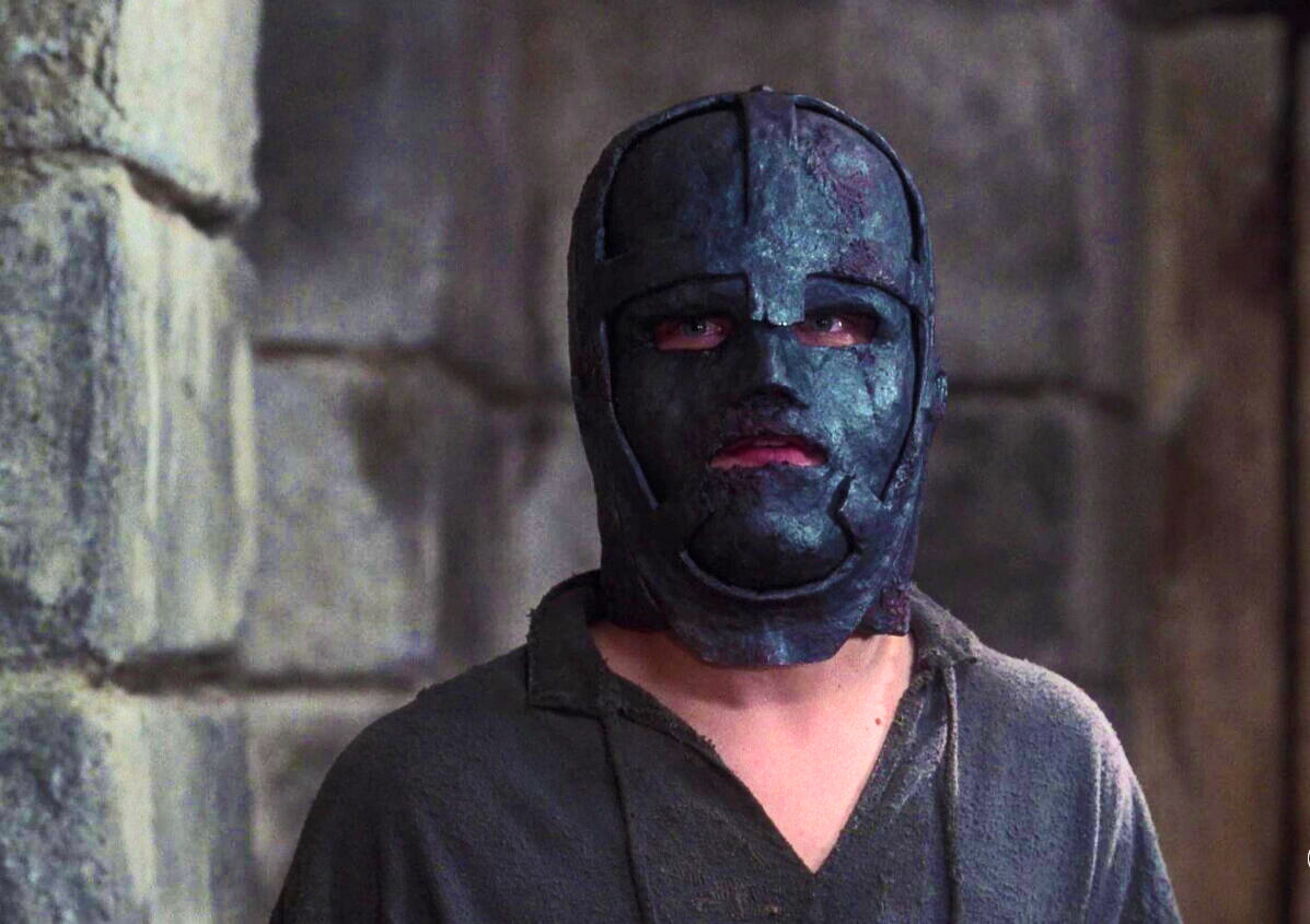 Бейсбольный мяч в камеру. Как называют людей которые кидают. Бывает ради человека бросаешь всех а он ради всех бросает тебя. Цитаты про друзей. Четкие статусы.