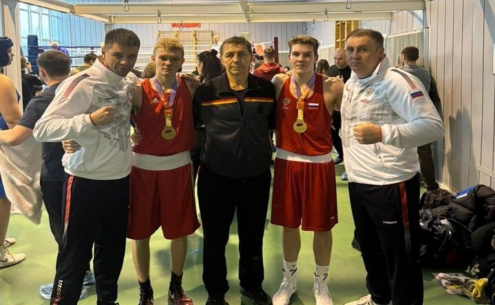 Юные спортсмены из Новочеркасска завоевали 12 медалей на первенстве и чемпионате Ростовской области по боксу. Анастасия Луконина и Тимур Баев стали победителями в своих весовых категориях.