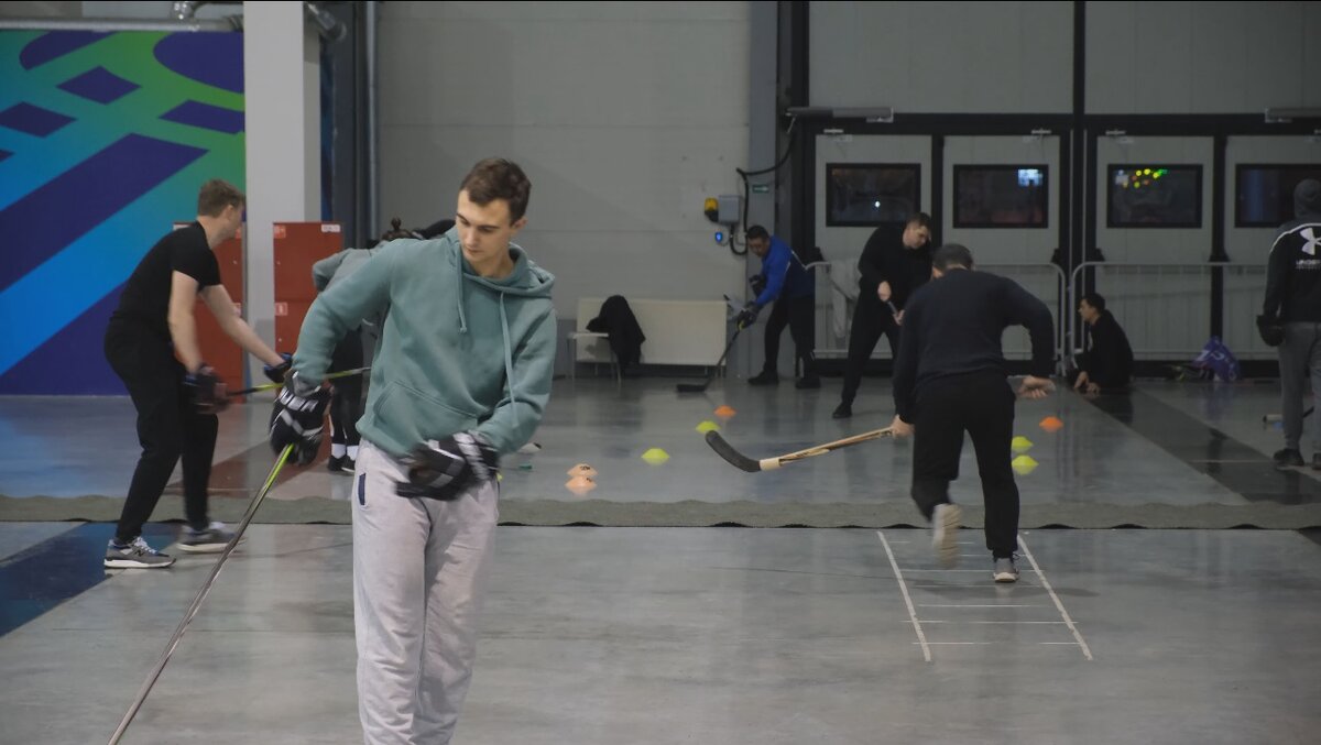 Из этого интервью вы узнаете, что такое БУХЛ, зачем хоккеисты вешают на шею якорь, где в Екатеринбурге можно позаниматься любительским хоккеем и что нужно иметь, чтобы начать играть в хоккей (спойлер-2-2