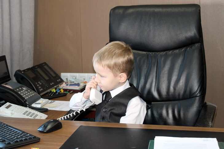 Первоклассники на уроке. Работа для детей и мальчиков. Первоклассники сидят за партами. Учение сидит за партой. Ученик за партой.