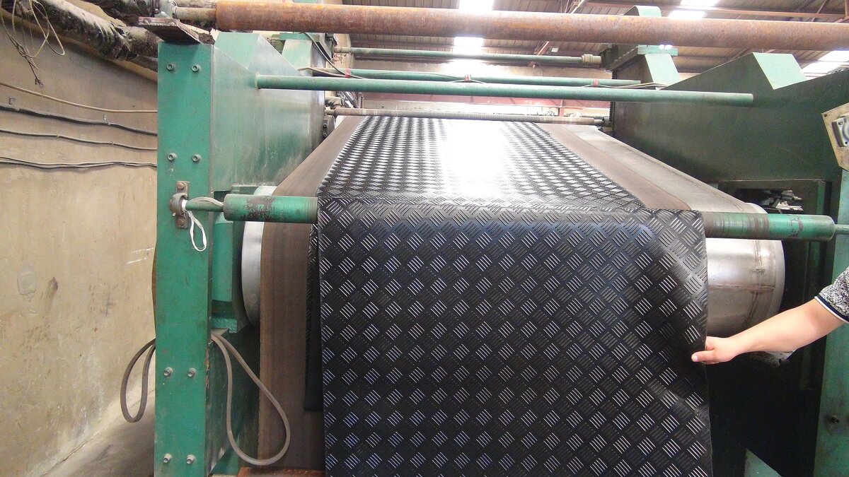 Изготовление диэлектрической дорожки на производственной линии РТИ