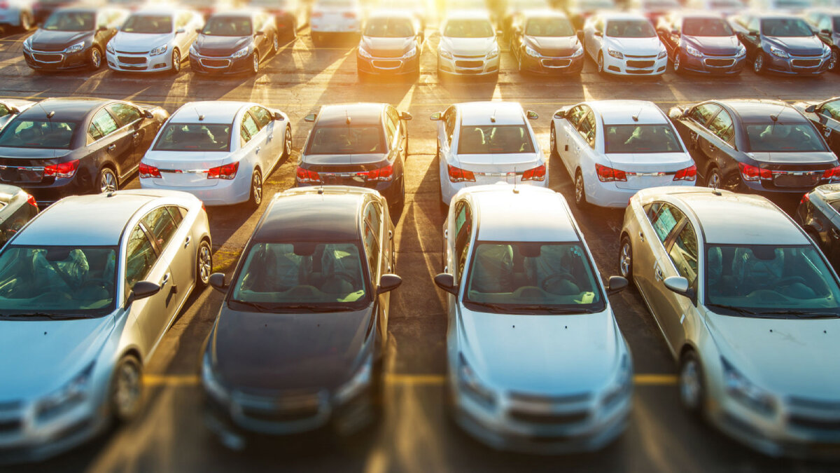 русский автопарк. русский автопарк. авторынок. пробка машин. автомобили отечественного производства.