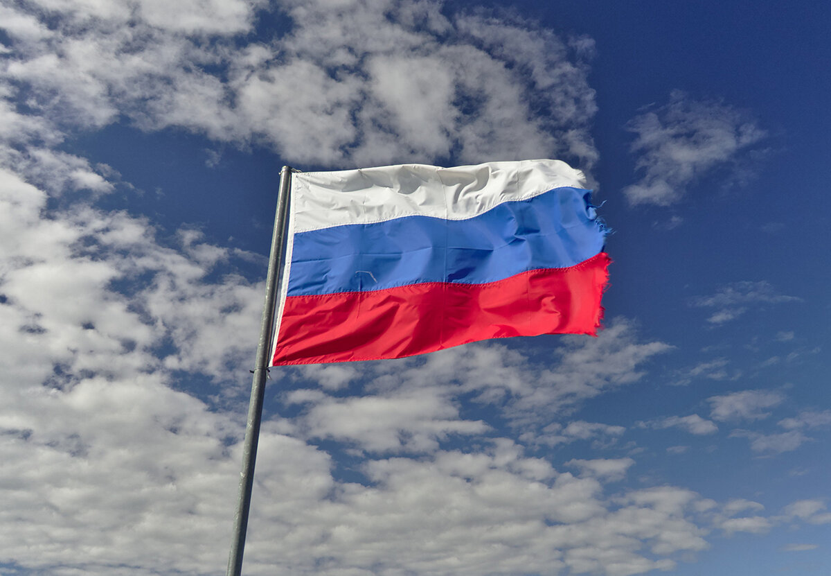 расположение флагов на флагштоках если 2 флага в москве. расположение флага россии на флагштоках. правила вывешивания флагов. порядок развешивания флагов на флагштоках. порядок расположения флагов на флагштоках.