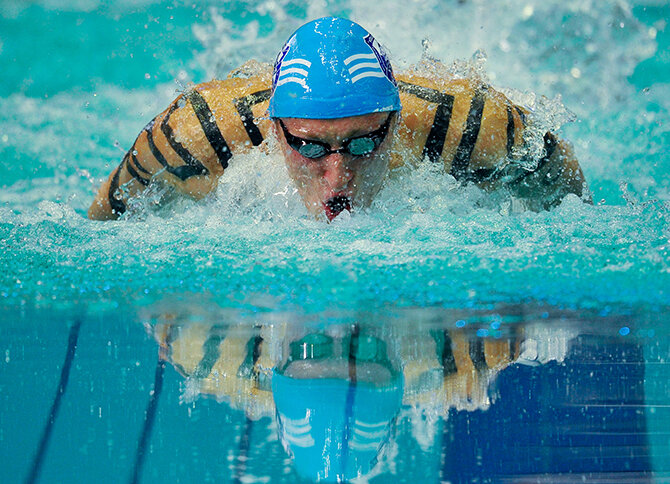 Человек плывет в бассейне. Как делается морфологический разбор слова. Баттерфляй, брасс и кроль на спине и на груди. Стиль плавания баттерфляй. Плавать под цифрой три.