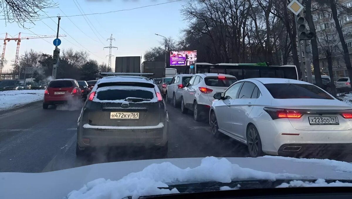     Улица Малиновского стоит в огромном заторе из-за неработающих светофоров, рассказали в социальных сетях местные жители.