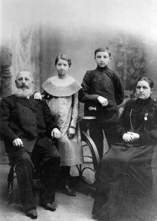 Семья Маштаковых: Федор Данилович, Вера Ивановна, Софья и Иннокентий.