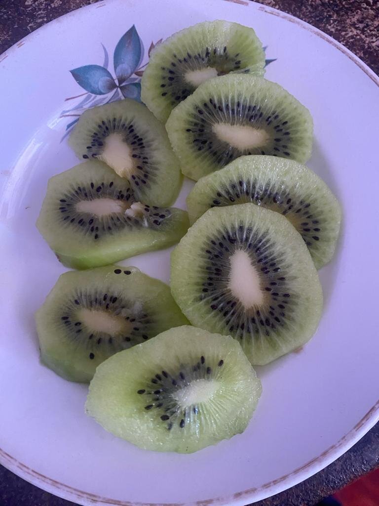 Нарезаем киви и раскладывем по стаканам, листаем галерею