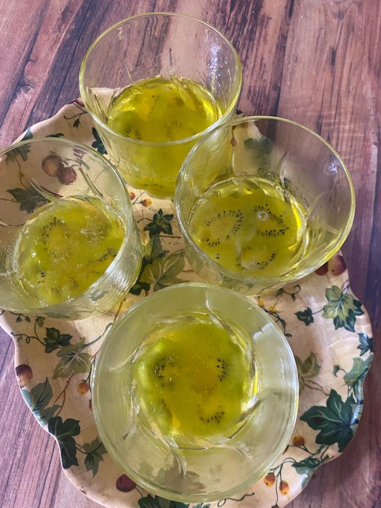 Заливаем желе, но немного, чтобы ломтики киви не поднялись.