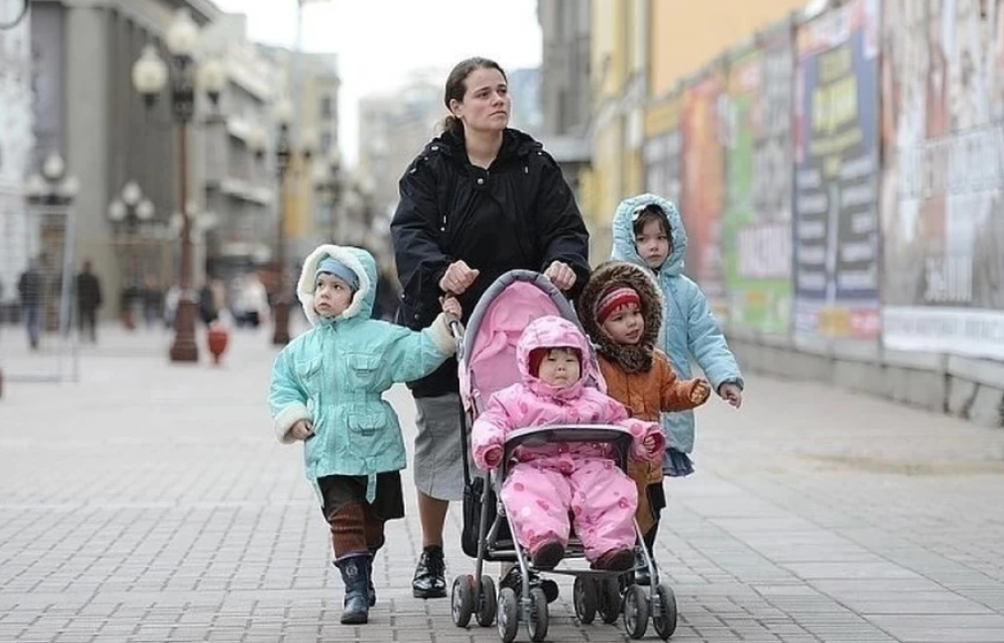    Путин законодательно закрепил единый статус многодетной семьи