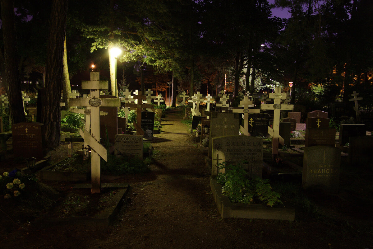 Кладбище ночь истории. Православное кладбище (Хельсинки). Кладбище ночью. Кладбище вечером. Могила ночью.