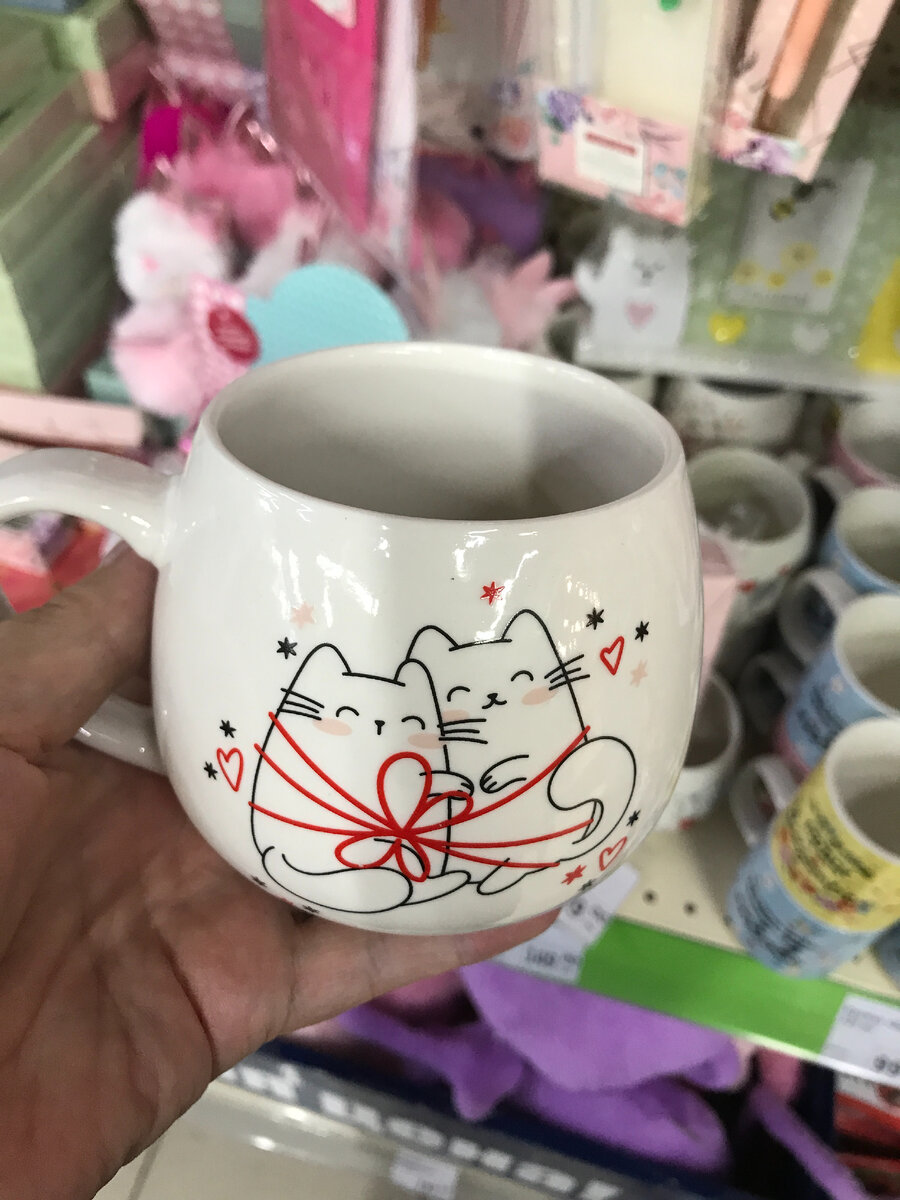 Чашки разрисованные. Роспись кружки акриловыми красками на новый год. Кружки разрисованные. Как разукрасить кружку. Роспись кружек.