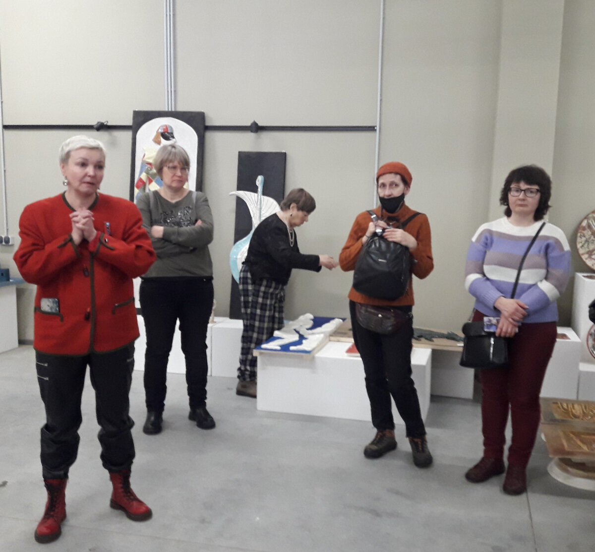 художественная студия творчество. рисуем в изостудии с детьми. творческий клуб для детей. картина на мольберте в интерьере. художественная студия творчество.