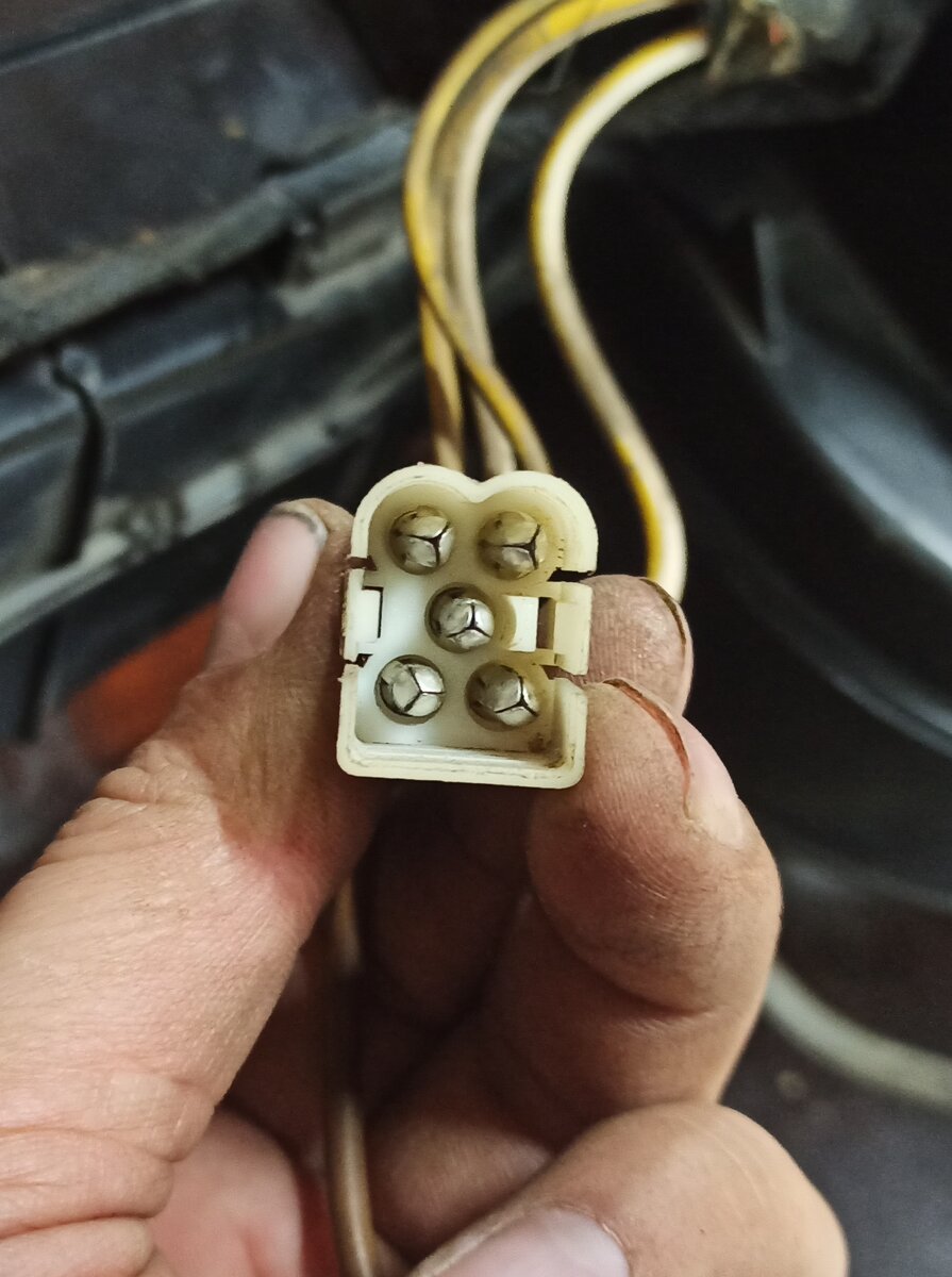 Какие лампы пассат б3. Лампа ближний дальний свет на ауди 80. Лампы в ближний свет пассат б3. Лампочки ближнего света пассат б4. Лампочки ближнего света пассат б4.