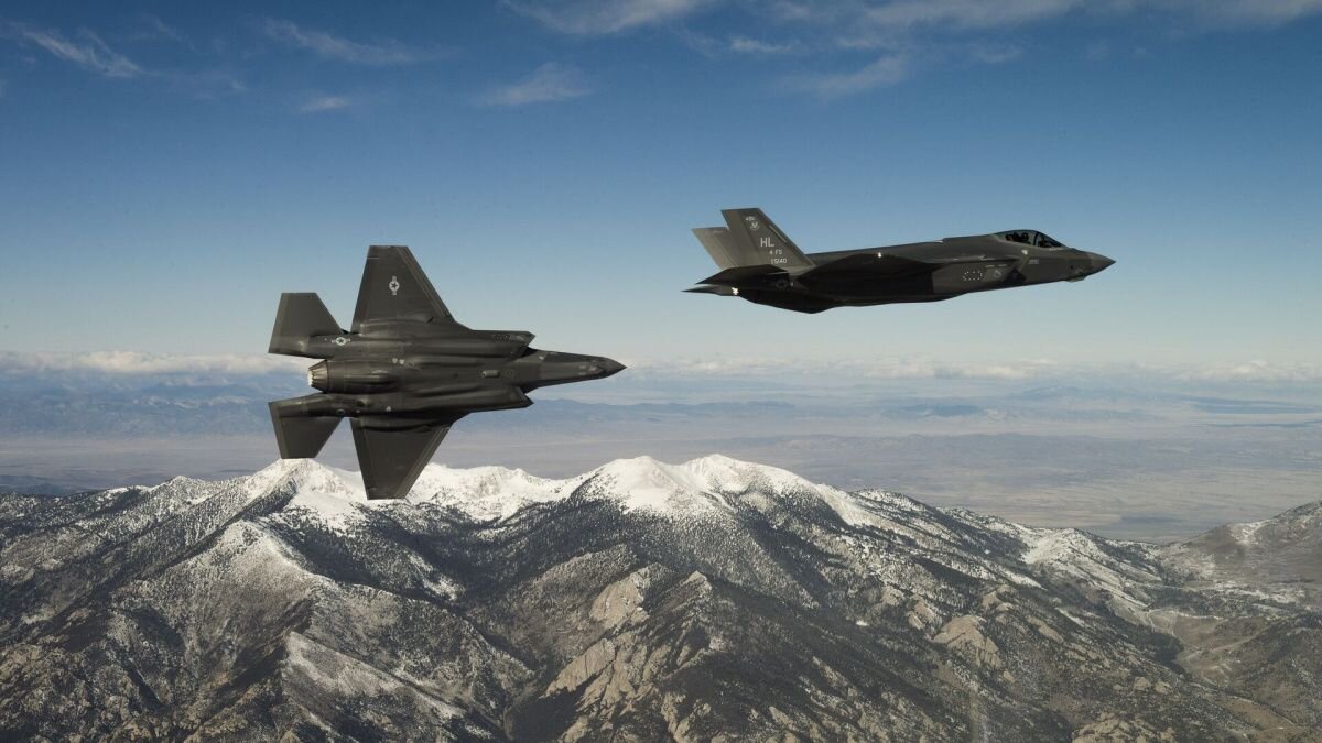     Американские военные самолёты. Источник: dvidshub.net Автор фото: U.S. Air Force / Staff Sgt. Andrew Lee