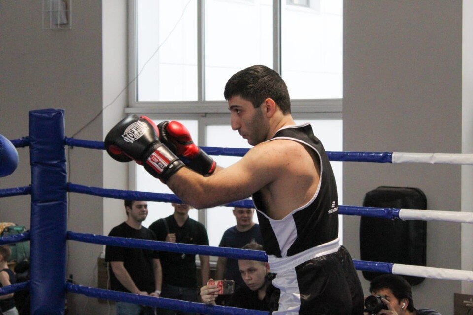 В боксерских раундах чемпионата России приходилось, в основном, защищаться. Фото: из личного архива Айка Гаспаряна.