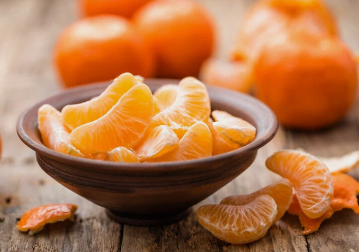 кислый мандарин. мандарины новый год. что будет если кушать много мандаринов. мандарин в очке. что будет если кушать много мандаринов.