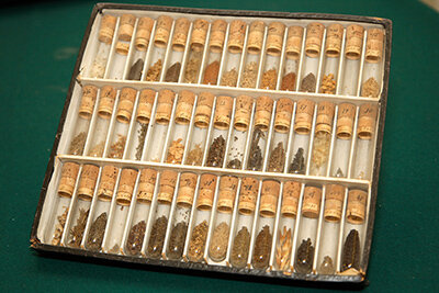               ПРЕСТУПЛЕНИЕ ГОСУДАРСТВЕННОГО МАСШТАБА... Из России вывезли коллекцию семян Вавилова. Получатель – генный банк Ротшильдов
 Во Всероссийском Институте растениеводства им. Н.И. Вавилова в Санкт-Петербурге под покровительством бывшего директора ВИРа Николая Дзюбенко несколько лет действовала схема по вывозу образцов уникальной коллекции стоимостью 8 триллионов долларов за рубеж, в построенный на деньги Ротшильдов и Рокфеллеров генный банк на Шпицбергене, а также в Китай.

                  Дзюбенко был отправлен в отставку. Тем временем подручные Дзюбенко приготовили к отправке в Норвежский генетический банк более 2,5 тысяч образцов уникальных сортов и гибридов семян из российской коллекции, которую начинал собирать еще Николай Вавилов и которая является не просто национальным достоянием России, но залогом ее продовольственной безопасности от той же Ротшильдовской «Monsanto», которая навязывает всему миру свои ГМО-семена.

                  В коллекции Всероссийского Института растениеводства им. Н.И. Вавилова (сокращенно ВИР, полное название ФГБНУ «Федеральный исследовательский центр Всероссийский институт генетических ресурсов растений имени Н.И. Вавилова») хранились уникальные образцы семян множества сельскохозяйственных растений, которые собирались 114 лет — c 1904 года!

                   Во время Великой Отечественной, в годы блокады, жуткого голода, смертельного холода бесценная коллекция семян осталась нетронутой. 12 сотрудников ВИР умерли от голода, когда прямо перед ними на столах, за которыми они работали, лежали семена коллекции. После войны коллекция вновь пополнялась. В коллекции было много семян сортов с/х растений из разных стран мира, и многие из этих растений уже не произрастают на Земле.

                     С 1923 по 1940 год Н.И. Вавиловым и другими сотрудниками было совершено 180 экспедиций, из них 40 — в 65 зарубежных стран. Результатом вавиловских научных экспедиций стало создание уникальной, самой богатой в мире коллекции культурных растений, насчитывавшей в 1940 году 250 тысяч образцов.

                      Эта генетическая коллекция семян нашла широкое применение в селекционной практике, стала первым и крупнейшим в мире банком генов. ВИР имеет стратегический и уникальный актив для России, для ее экономической безопасности, так как сохраняет для селекции созданный природой Земли генетический материал.

                  В частности, были сохранены уникальные староместные сорта зерновых культур только в России (в других странах они ранее были утрачены). А ведь массово создавать генетические банки в различных странах начали только в 70-е годы прошлого века. Причем в это время семена уже были ослаблены из-за техногенных факторов. В своей первозданности они остались ТОЛЬКО В РОССИИ!

                   Когда ВИРом руководил Николай Дзюбенко, коллекцию начали активно вывозить из ВИРа в двух направлениях: в Китай (в государственные хранилища) и в Норвегию (в частное хранилище Свальбард на острове Шпицберген). Это знаменитое «Хранилище судного дня», которое организовали миллиардеры США. Главный спонсор хранилища небезызвестная компания Монсанто, которая больше всех в мире заинтересована изъять из оборота открытого земледелия натуральные семена и заменить их на свои искусственные — трансгенные.

                 Такие семена позволяют остановить селекцию растений и семенной оборот. Растения Монсанты не воспроизводятся, так как от них будут получены семена, из которых не вырастут новые растения. Покупать семена на новый посев надо будет вновь только у Монсанты. Так возникает мировая монополия на все сорта. А «Хранилище судного дня» — это «фейк» безопасности. Фактически это гарант монополии, подтверждающий, что весь первоначальный генофонд растений находится в одних руках — частных руках миллиардеров из США.

                 В случае утраты контроля над коллекцией Вавилова Россия становится зависима от семенной монополии США.

                «Транснациональная корпорация Monsanto — лидер по производству и продажам семян трансгенных культур. В США Monsanto контролирует 80% рынка генно-модифицированной кукурузы и 93% рынка трансгенной сои. При этом компания ведет активное продвижение в сегменте обычных культур. По ряду оценок, на долю Monsanto приходится около 40% от рынка семян традиционных культур в США и 20% — во всем мире».

                Схема, по которой вывозится из России ее национальное достояние, незатейлива: редкие семена вывозятся за пределы России под видом обмена на другие семена. Обмена, как правило, абсолютно неравноценного, с коэффициентом 1:10. А ведь стоимость коллекции ВИР, как уникального генетического материала, сопоставима с художественными ценностями России и даже значительно превосходит их!

                Представьте себе обмен картин Васнецова или Шишкина на поделки современных художников США, которыми можно было бы обклеивать туалеты в ФАНО. Кто и почему позволяет бесконтрольно вывозить за рубеж без согласования с РАН и Росимуществом государственное и всенародное наследие России и помещать его в Банк Судного дня, построенный на деньги частных зарубежных олигархов и компаний, и почему компетентные организации не остановят этот процесс «раздаривания» достояния российского народа? Почему в Правительстве России не говорят о неравноценности «законного обмена» семян ВИР? Что бы произошло, если бы были проданы или безвозмездно переданы уникальные коллекции живописи из музеев Третьяковской Галереи, или Эрмитажа, или сокровища из Госхрана России?

                   Уникальные по своим хозяйственно-ценным признакам (зимостойкость, засухо- и холодостойкость, устойчивость к вредным патогенам и вредителям, высокое содержание биологически активных веществ, обеспечивающих естественные натуральные нутриенты, важные для здоровья человека), эти образцы представляют стратегическую ценность России.

                 Есть и еще один важный момент. Часть уникального засухо- и жаростойкого семенного генетического материала ранее была сосредоточена в генбанке в Сирии, в Алеппо. Это было Хранилище судного дня арабских стран Ближнего Востока, стран Синая и Магриба. В результате войны в Сирии этот генетический банк был уничтожен, а уникальная коллекция зерновых семян Ближнего Востока исчезла.

                   Таким образом, практически весь российский семенной фонд уже находится в руках Ротшильдов, а нам завозят дешевые семена ГМО, которые не воспроизводятся и которые приходится покупать вновь и вновь.                                                                                                                                                         
 Еще больше фактов об уничтожении России по всем направлениям смотрите в обращении народного лидера Светланы Лады-Русь к В.В. Путину:                                                         https://vk.com/wall-44642115_5167
