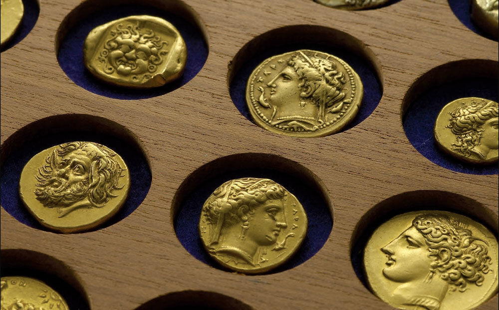 Кто такие нумизматы. Старинные монеты. Коллекция античных монет. Старинные коллекционные монеты. Коллекционирование старинных монет.