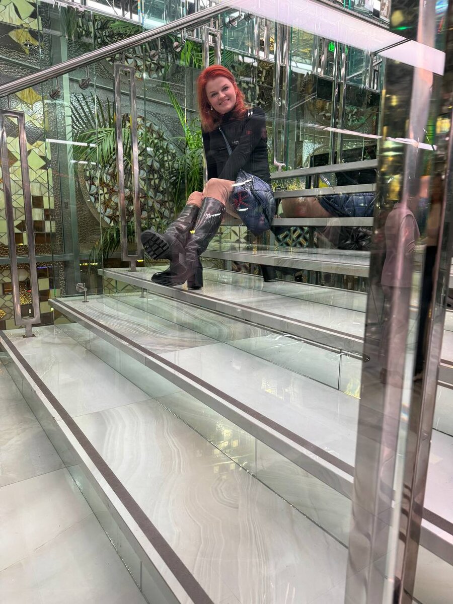 Это я под звуки прекрасного музыкального сопровождения нетревожно разгуливаю по "Табакерке"