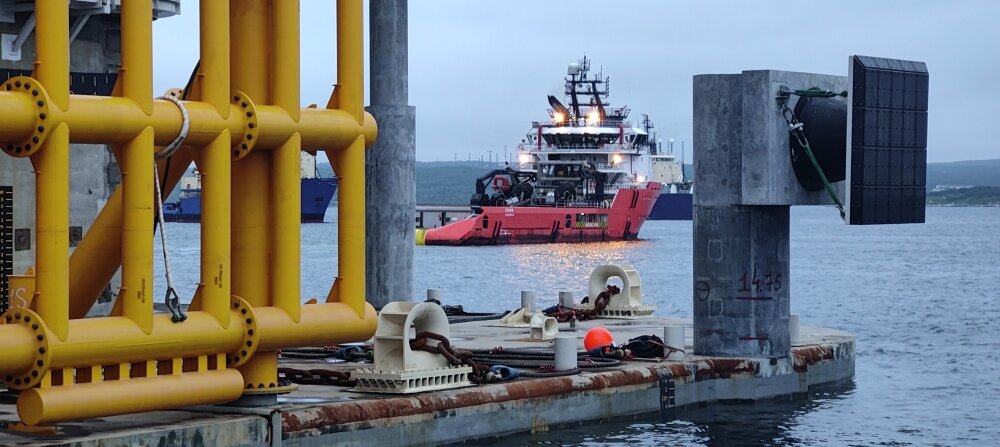 Буксир выводит платформу по производству сжиженного газа из сухого дока в Центре строительства крупнотоннажных морских сооружений компании Новатэк-Мурманск. Июль 2023 г. Фото: Алексей Бабушкин, РИА Новости