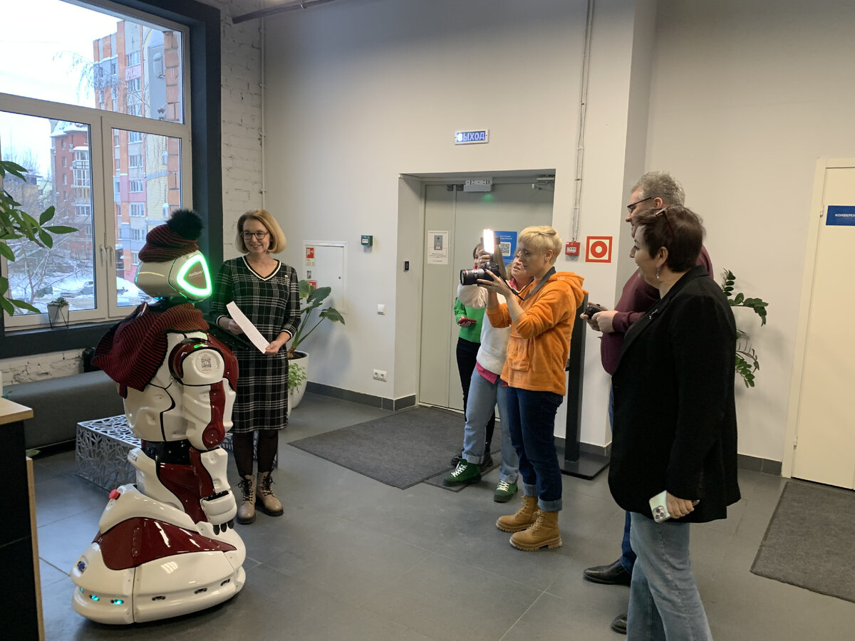 На фото – вручение роботу Виктору полиса по страхованию его "жизни и здоровья".