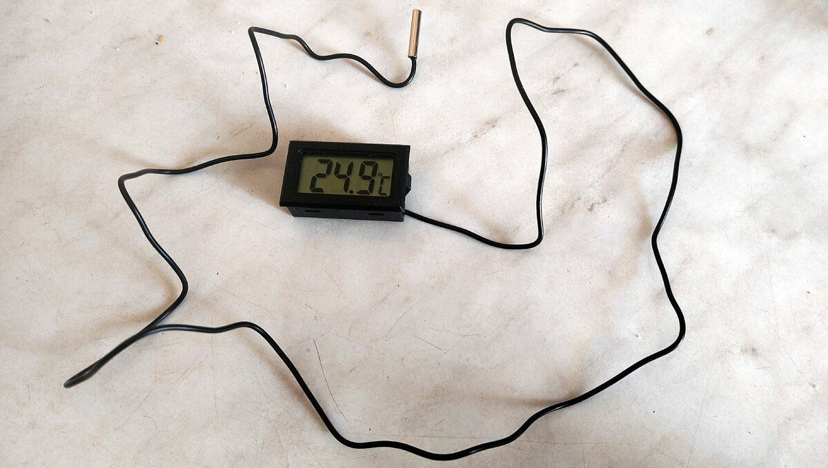 Такой термометр позволит следить Вам за температурой воды в банке, а второй такой же (можно без зонда) - за температурой воздуха.