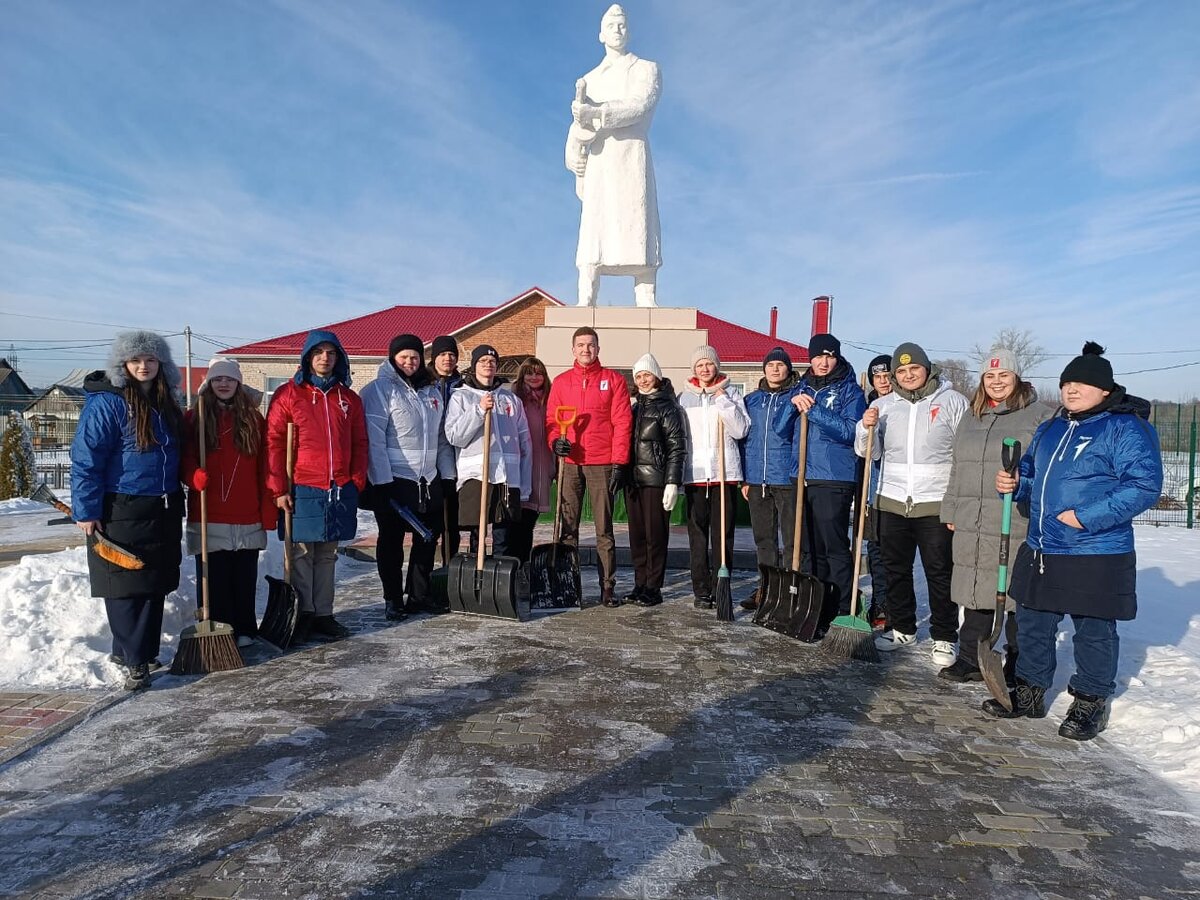    В Курском районе волонтёры «Движения Первых» провели субботник на мемориале