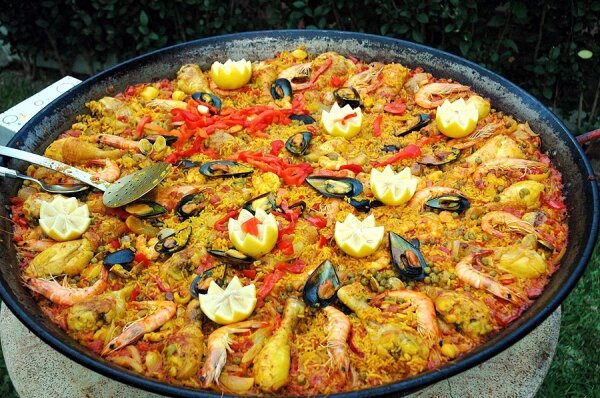 Испанская паэлья с морепродуктами и мясом