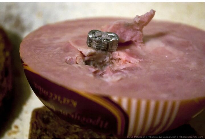 Инородный предмет в ветчине.