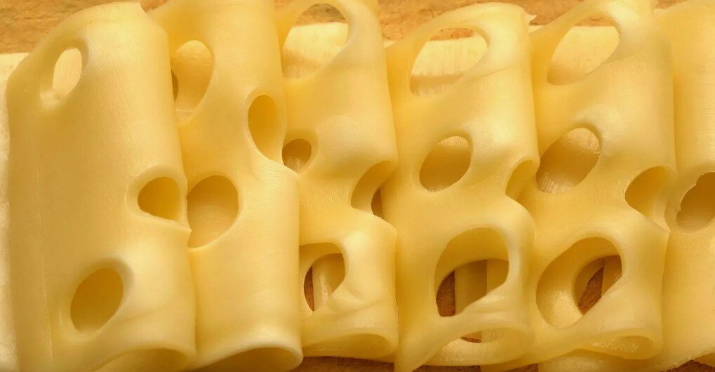 домашний сыр с дырочками. много сыра много дырок. дагестанский сыр брынза. сыр с большими дырками маасдам. домашний сыр с дырочками.