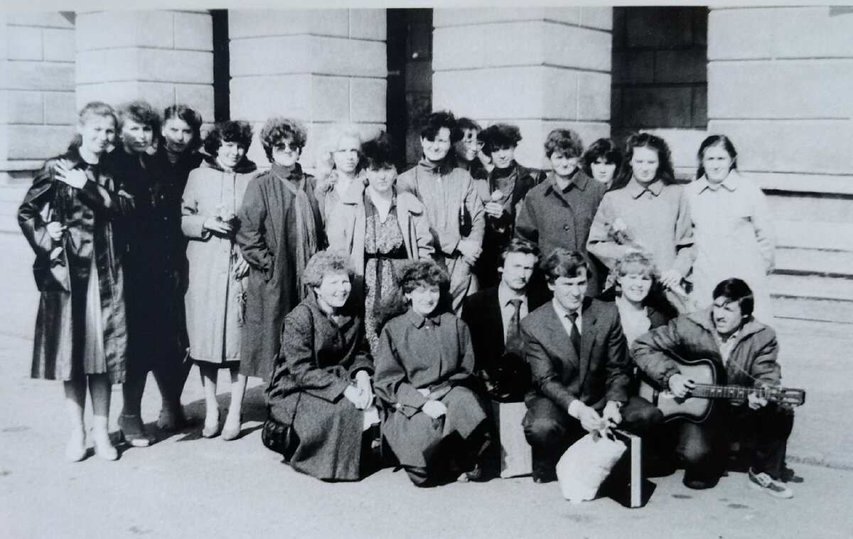 В день последнего звонка, физики, 51-52 группы. 1984 г. Я в первом ряду слева