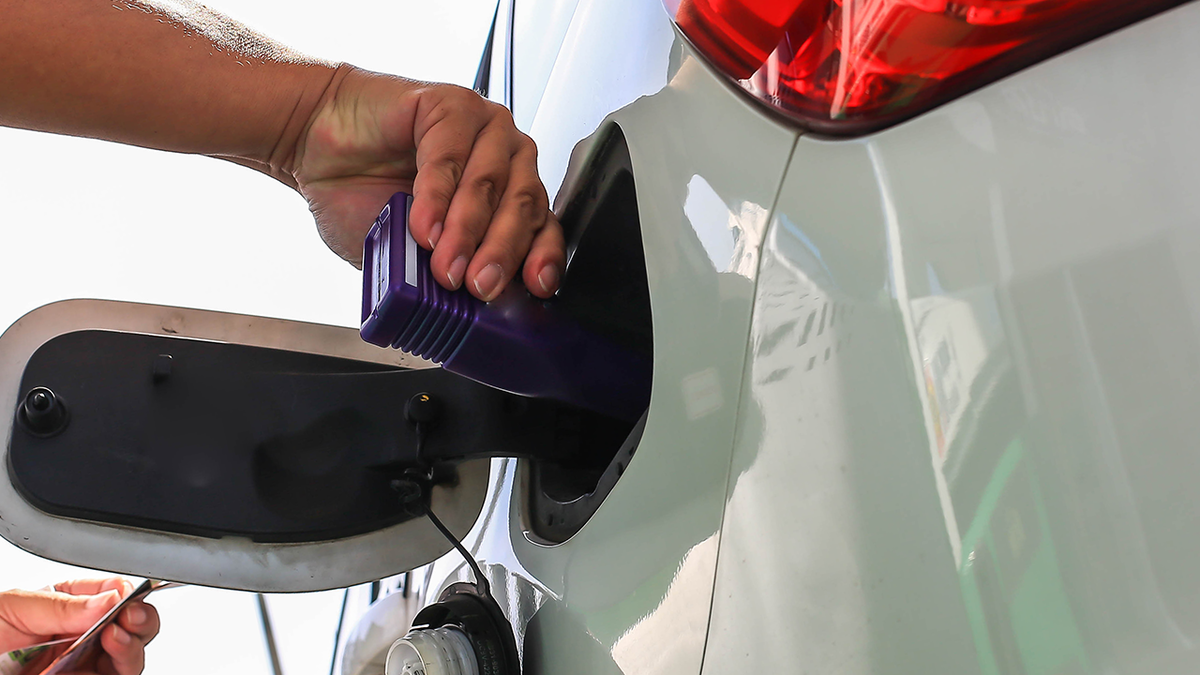 Можно ли использовать масло как лубрикант. Растительное масло вместо смазки. Вязкость минерального масла. Масло джонсонс беби для смазки. Масло для смазки форм для выпечки.