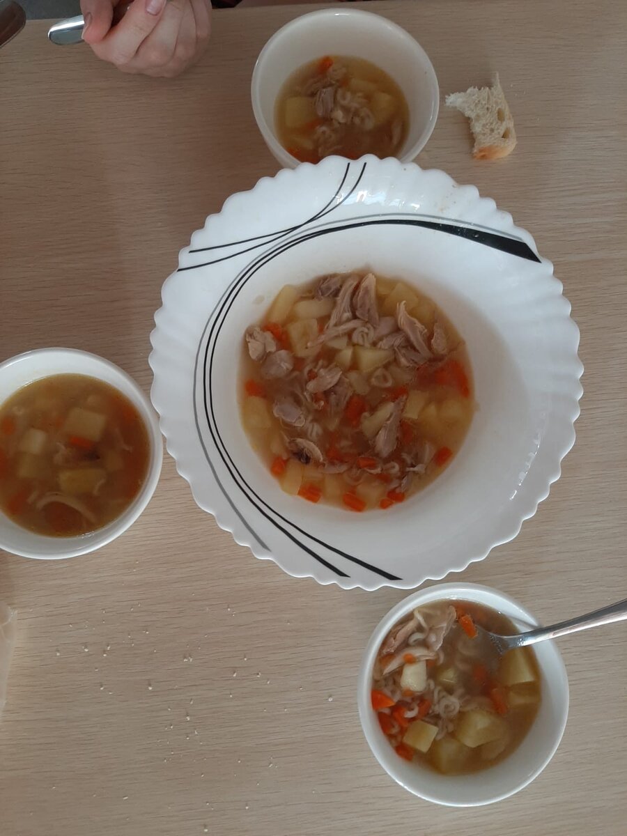 Сколько варить курицу для супа. Куриный суп с зеленью. Бульон из птицы. Варка курицы. Сколько минут варить куриный суп.