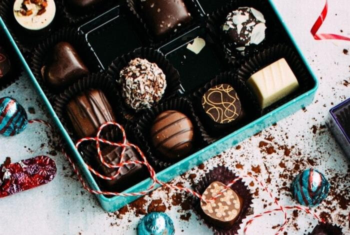 грустный человек. мужчина у окна. задумчивый мужчина. грустный человек. человек в туманном лесу.