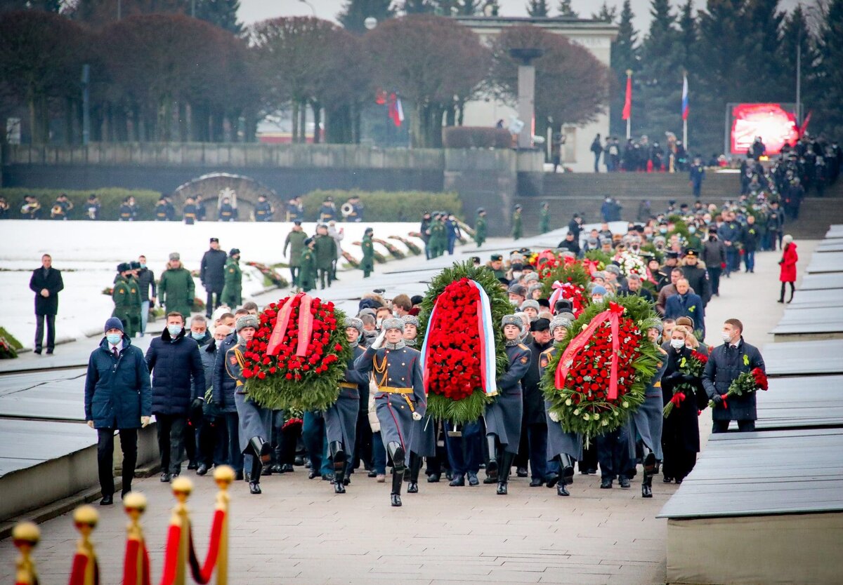 Возложение венков блокада ленинграда. Пискарёвское мемориальное кладбище 27 января. Пискаревское кладбище блокада Ленинграда. 27 Января возложение венков Пискаревское кладбище СПБ 2023. Возложение на Пискаревском кладбище 27.01.2023.