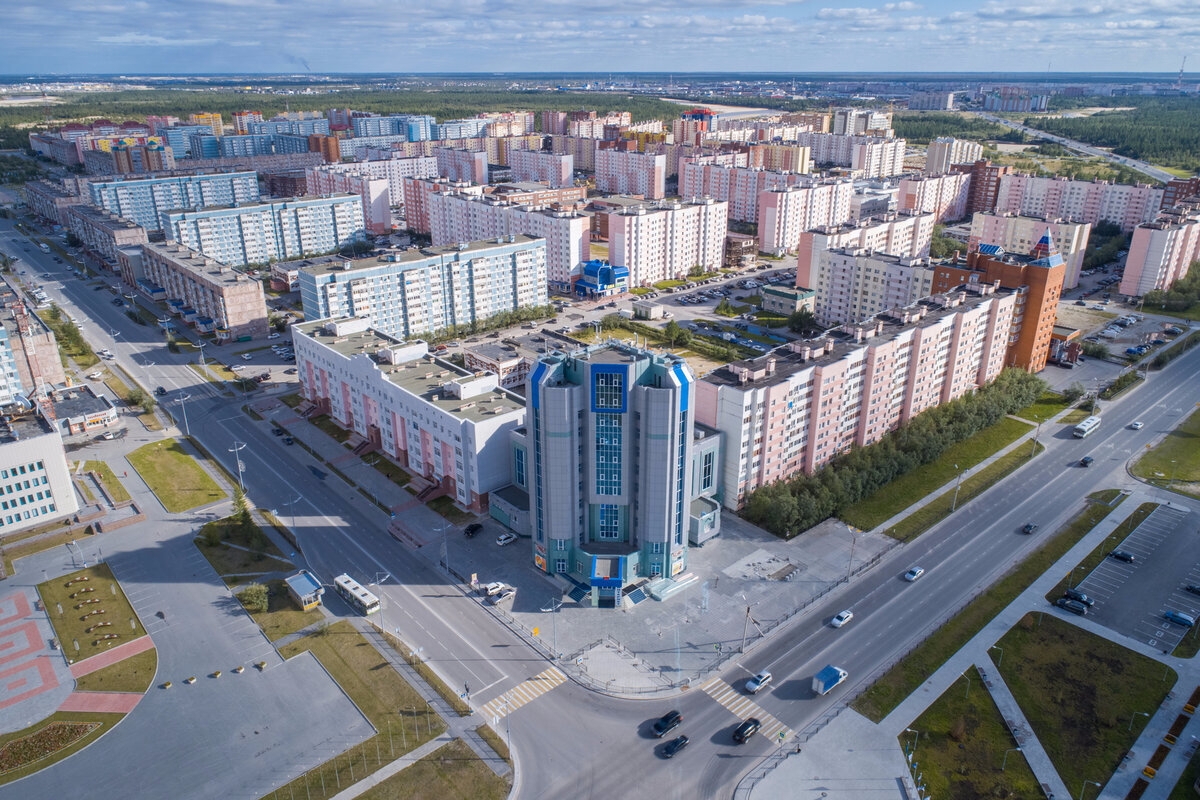 В Ямало-Ненецком автономном округе первым городом по величине является Новый Уренгой. Местность была освоена в 1976 году, а официальный статус города присвоен спустя всего 4 года.-2