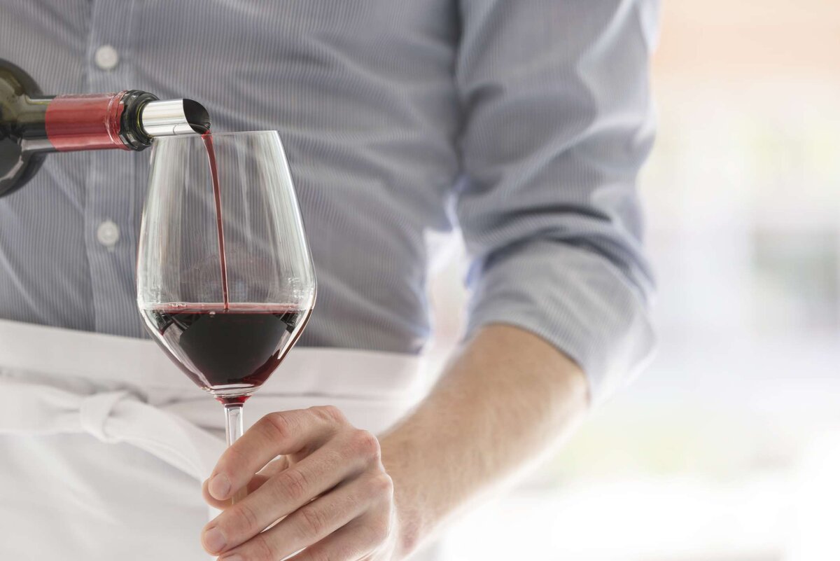 Антибиотики бокал вина можно. Рука с бокалом. Мужчина наливает вино. Мужчина наливает вино в бокал. Рука наливает вино.
