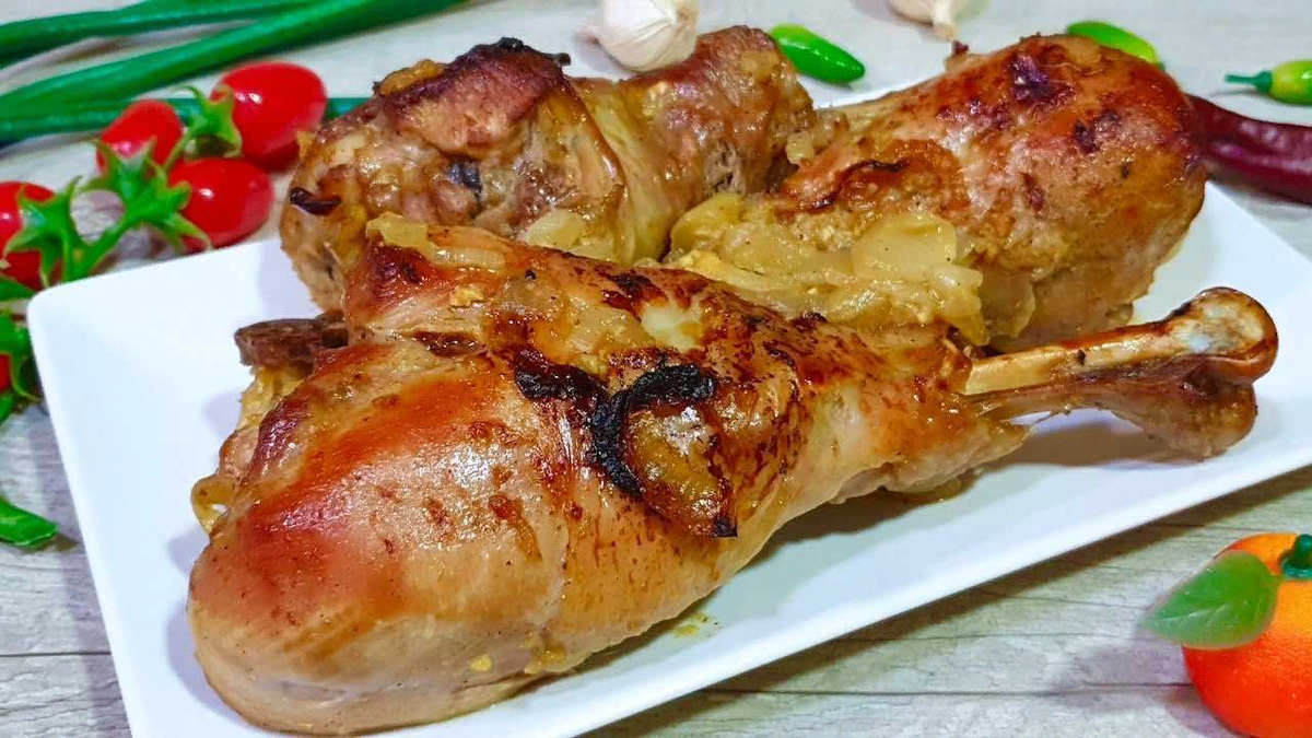 Индюшка запеченная в духовке в фольге. Божанина. Голень индейки в лимонно-соевом маринаде. Грудка индейки в духовке в фольге рецепт сочная и мягкая. Грудка индейки в духовке сочная и мягкая.