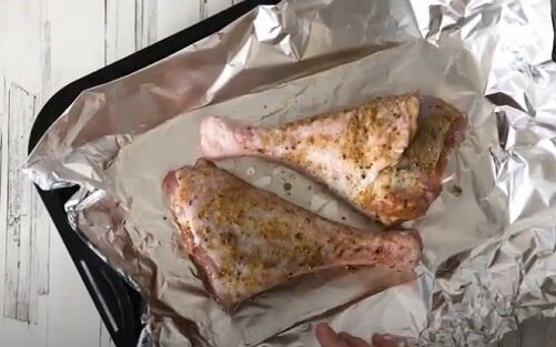 Голень индейки в духовке какая температура. Индюшиная голень в духовке. Голень индейки запеченная в духовке. Голень индейки запеченная. Голень индейки в духовке какая температура.