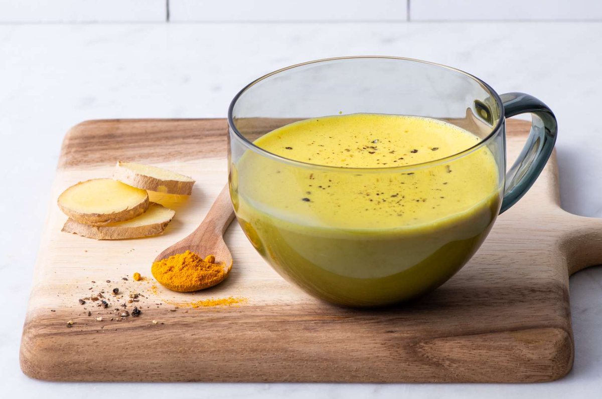 молоко. теплое молоко при ангине. молочный человек. теплое молоко при ангине. гоголь моголь яйцо.