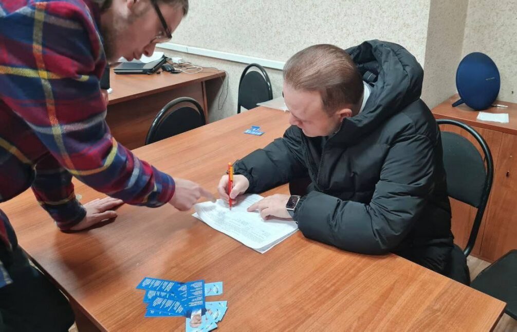    Даванков ставит подпись за Надеждина