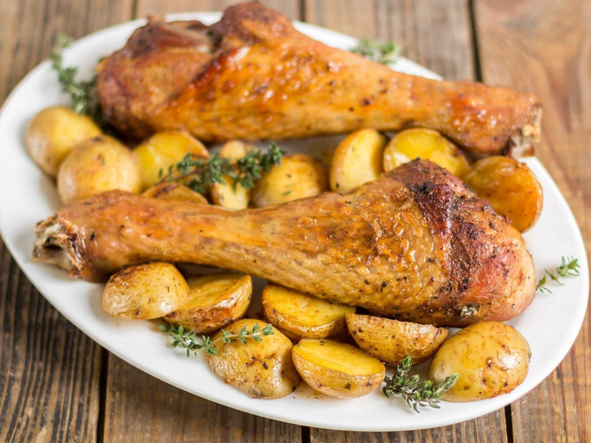 Сколько нужно запекать индейку. Индюк в духовке. Пищевая ценность мяса индейки. Таблица запекания мяса в духовке в фольге. Сколько нужно запекать индейку.