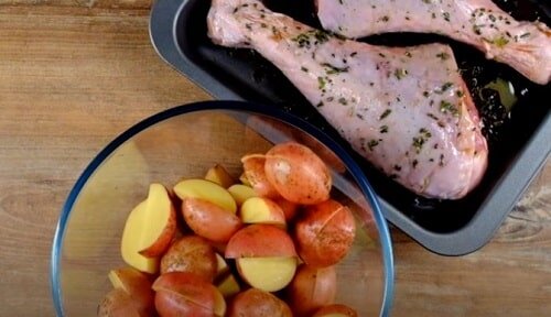 приготовить голень индейки с картошкой. карамелизированная голень индейки. индейка запеченная с картофелем. индейка в духовке с картошечкой. индейка запеченная с картофелем.