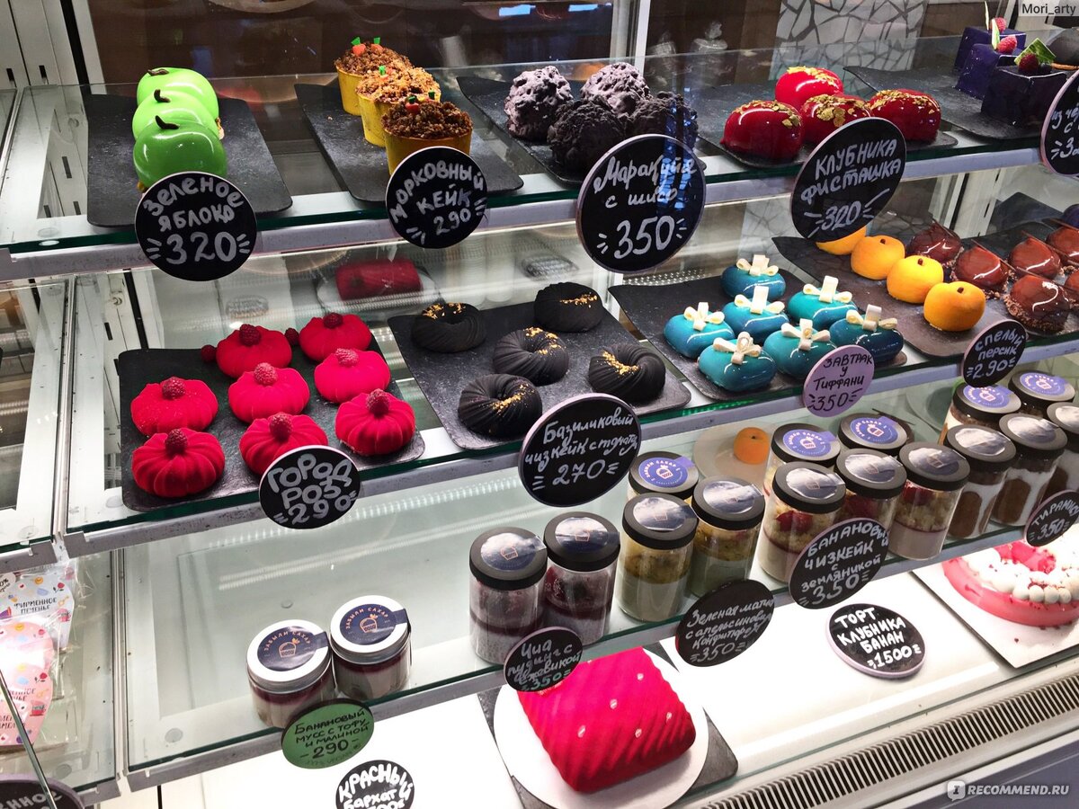 Красивые и вкусные пирожные с Василеостровского рынка