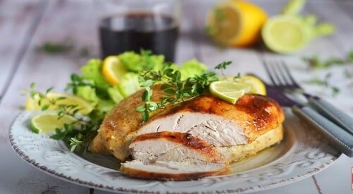 Куриная грудка в духовке сочная. Куриное филе в специях. Запеченная куриная грудка. Грудку запекать в духовке температуре. Таблица готовности мяса по температуре внутри мяса при запекании.