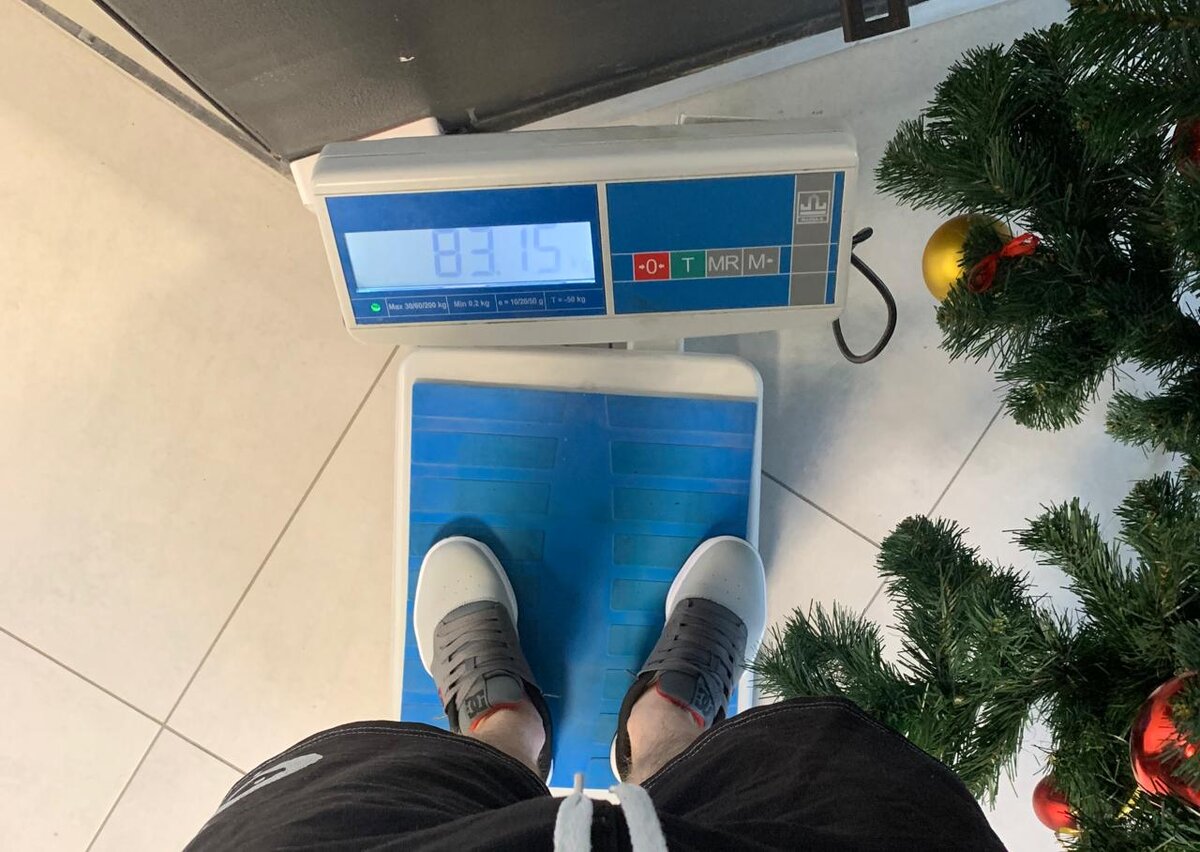 Физические упражнения. Девушка занимается спортом дома. Фитнес мужчина и женщина. Физическое утомление. Идти на тренировку.