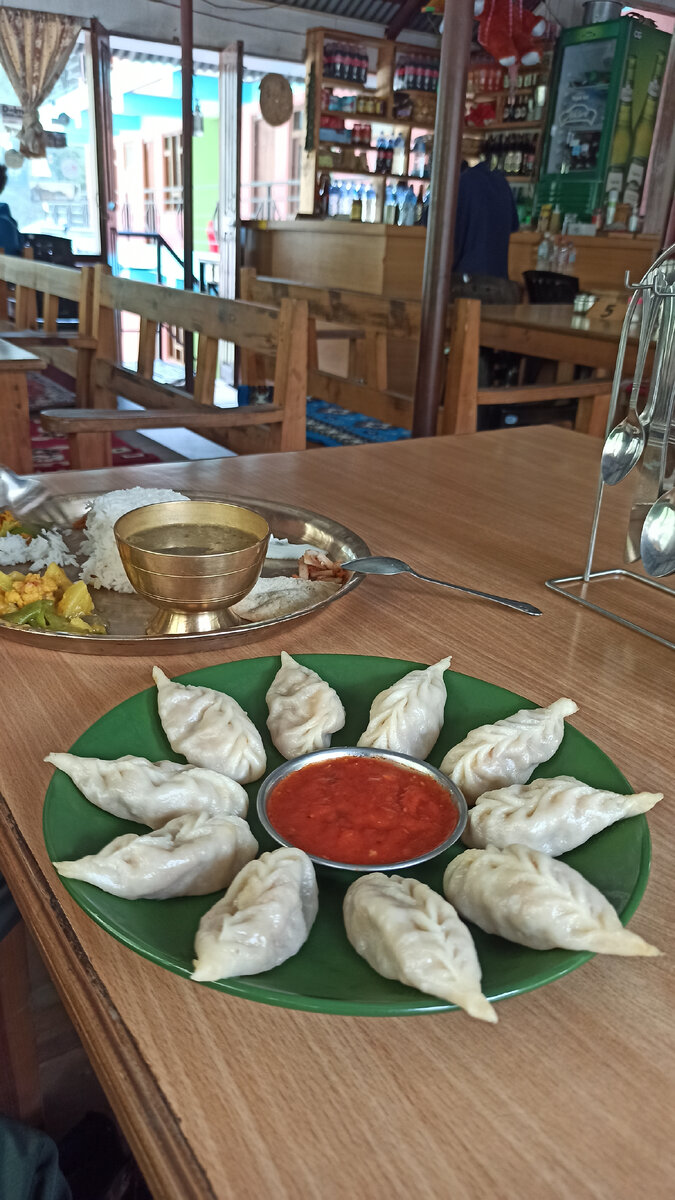 Момо с острым соусом и далбат, непальская кухня