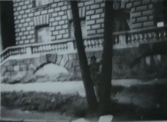 Татьяна Новосёлова возле дома Наташи. Август 1976 года. Фото из семейного архива