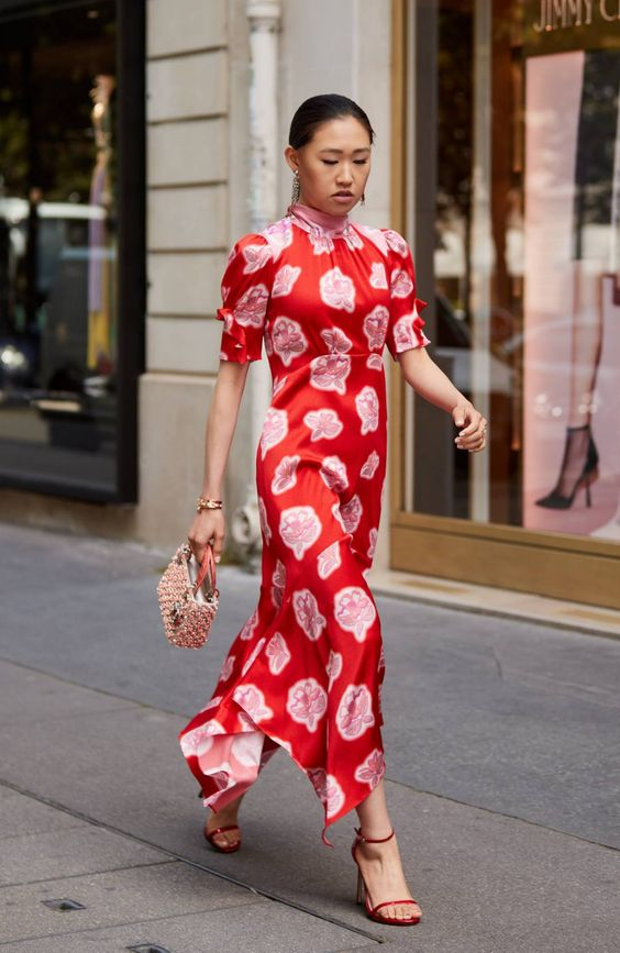 Модные платья принт. Платье с ярким принтом. Модные принты на платьях. Яркие принты в одежде. Цветочный принт в одежде.